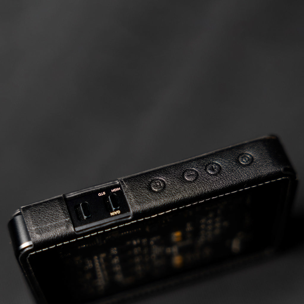 Concept-Kart-Questyle-CMA18-Leather-Case-Black_2_1e069d13-0e7a-4899-8297-5fa5cdc8020b