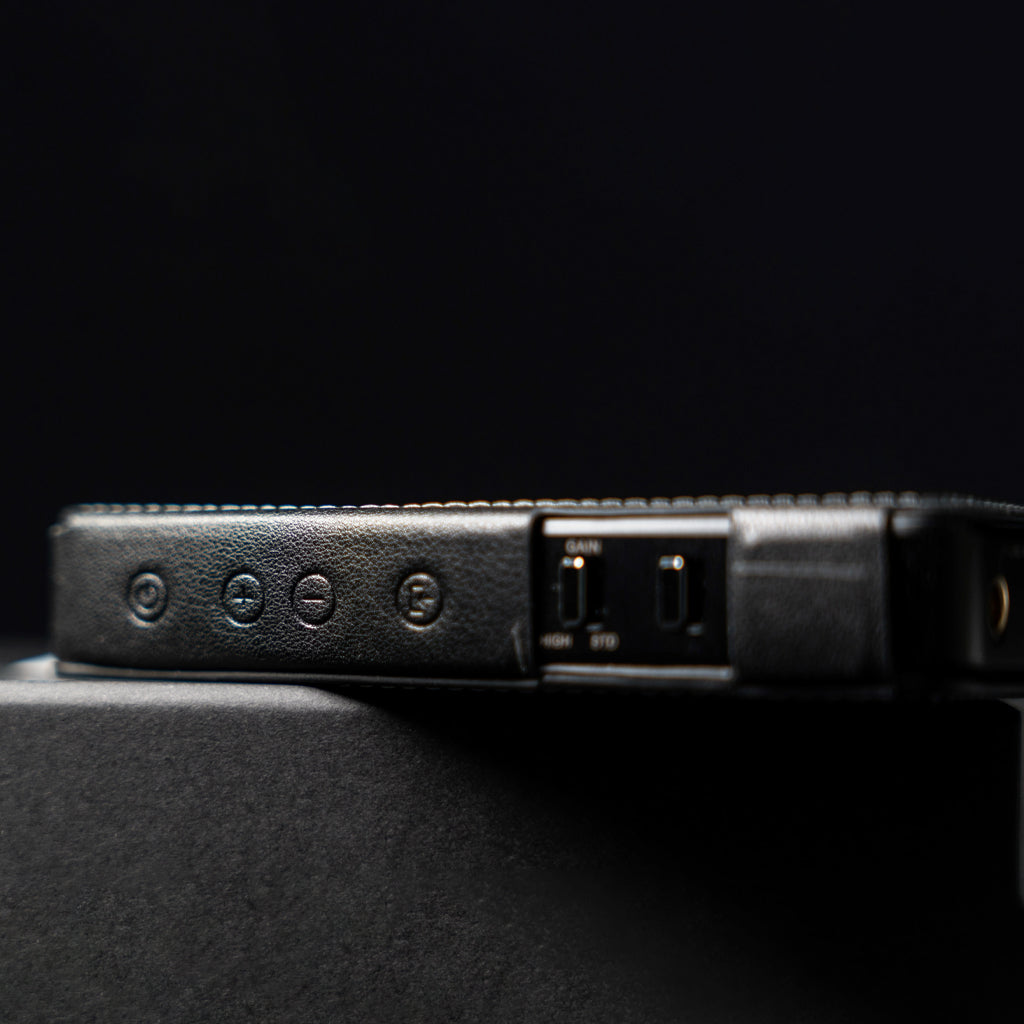 Concept-Kart-Questyle-CMA18-Leather-Case-Black_3_a35643de-5aec-44e9-b5e1-fcbe215d5b94