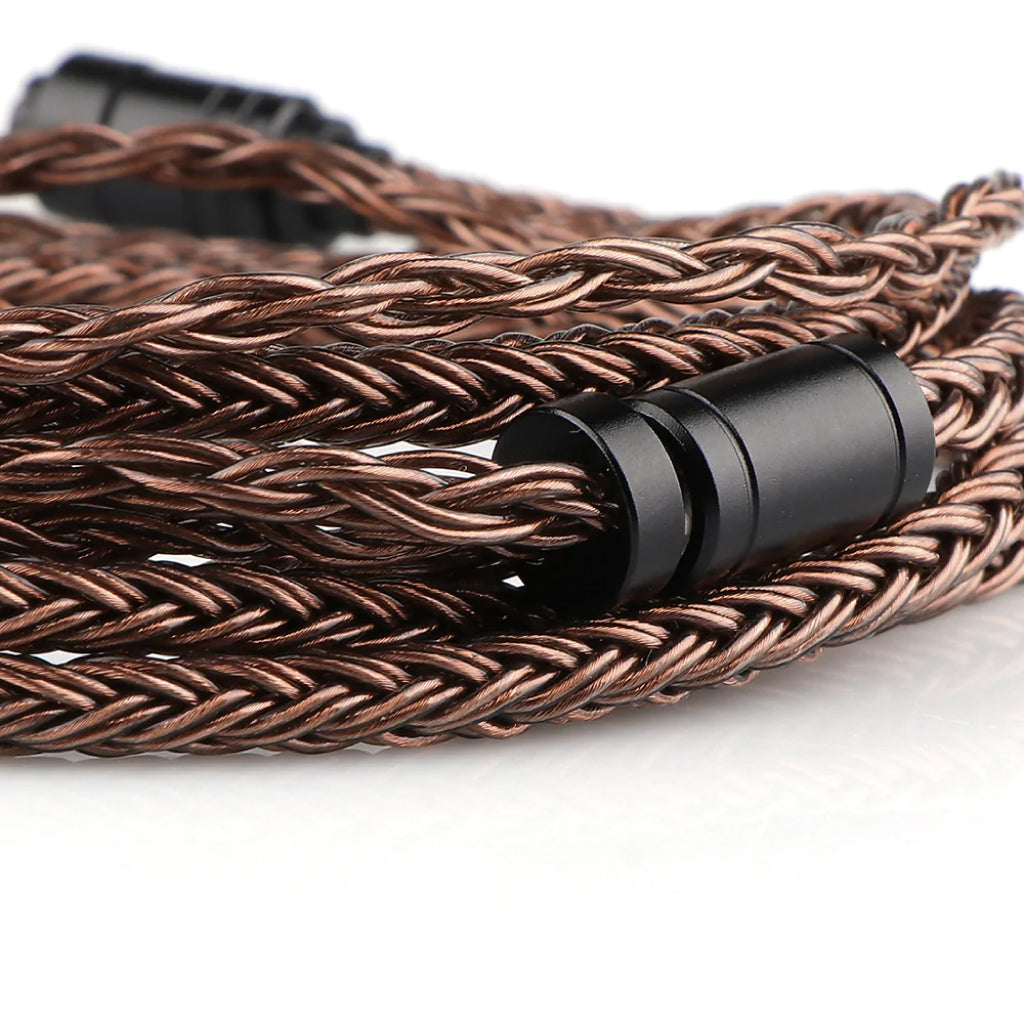 Detailed view of Tripowin Amber's tightly braided 14-core OFC cable, designed for durability and superior signal transmission.