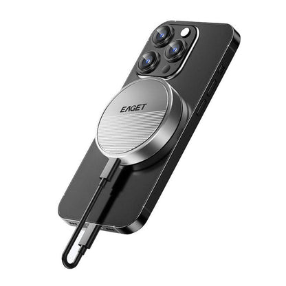 EAGET SE880 M.2 NVMe SSD Enclosure magnetically attached to smartphone for fast 10Gbps data transfer and portable storage expansion.