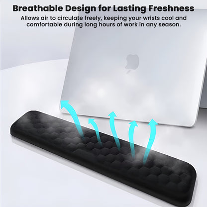 Breathable TECPHILE wrist rest design allows air circulation to keep wrists cool and fresh during long work sessions.